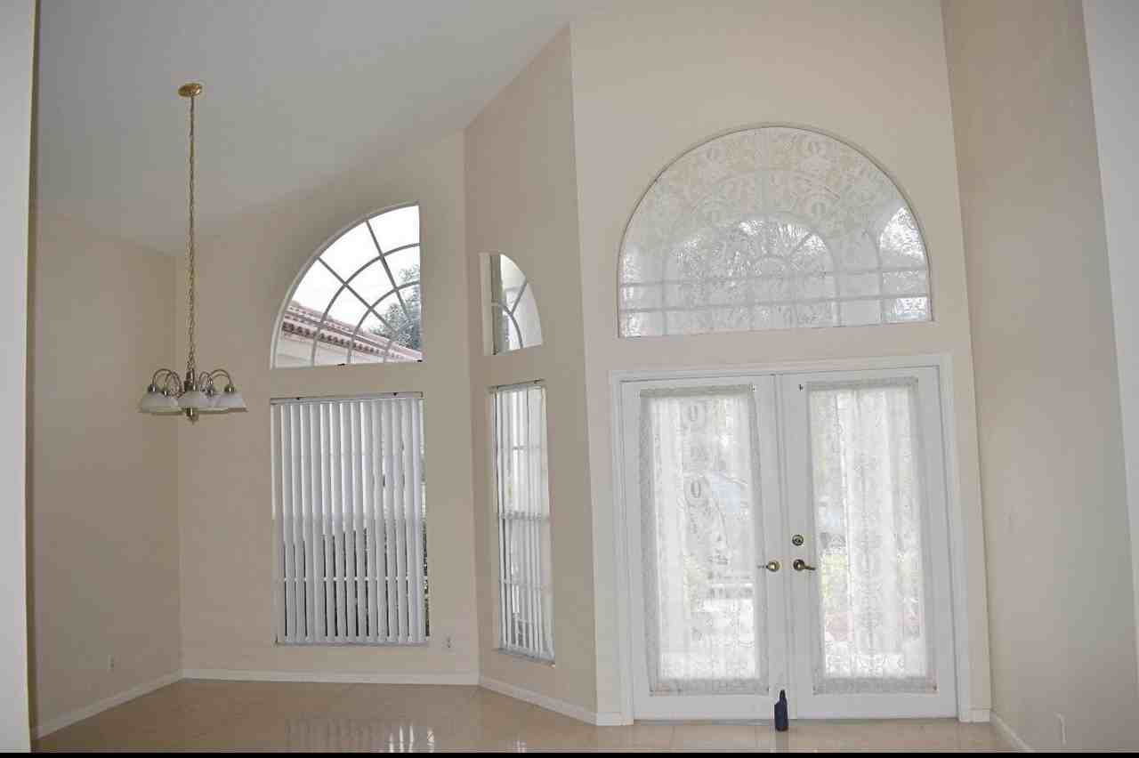 1913 Se Airoso Blvd - Photo 4 of 15