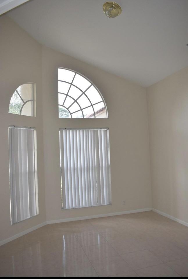 1913 Se Airoso Blvd - Photo 5 of 15