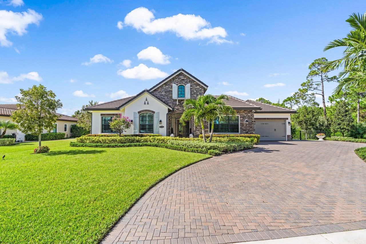 19240 Se Hidden Bridge Ct - Photo 4 of 42