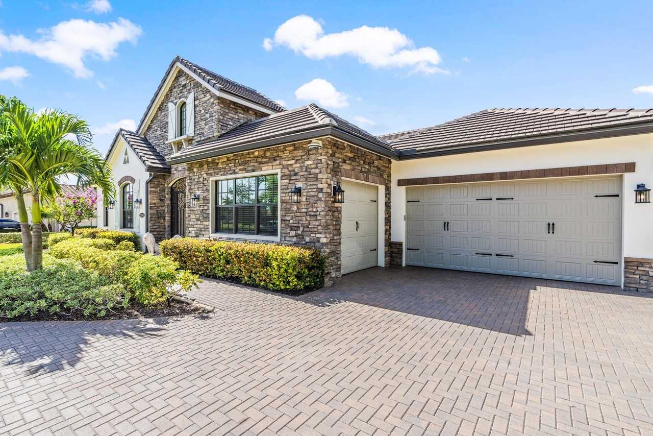 19240 Se Hidden Bridge Ct - Photo 5 of 42