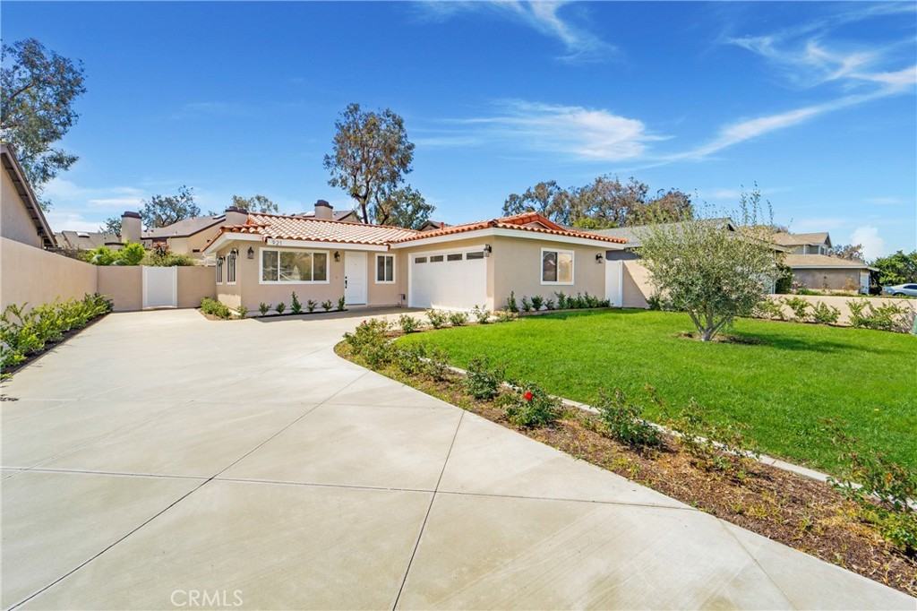 921 Helena Cir - Photo 2 of 26