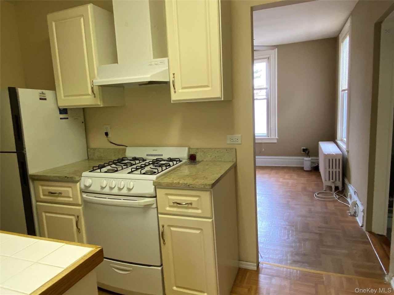 504 Manhattan Ave - Photo 2 of 6