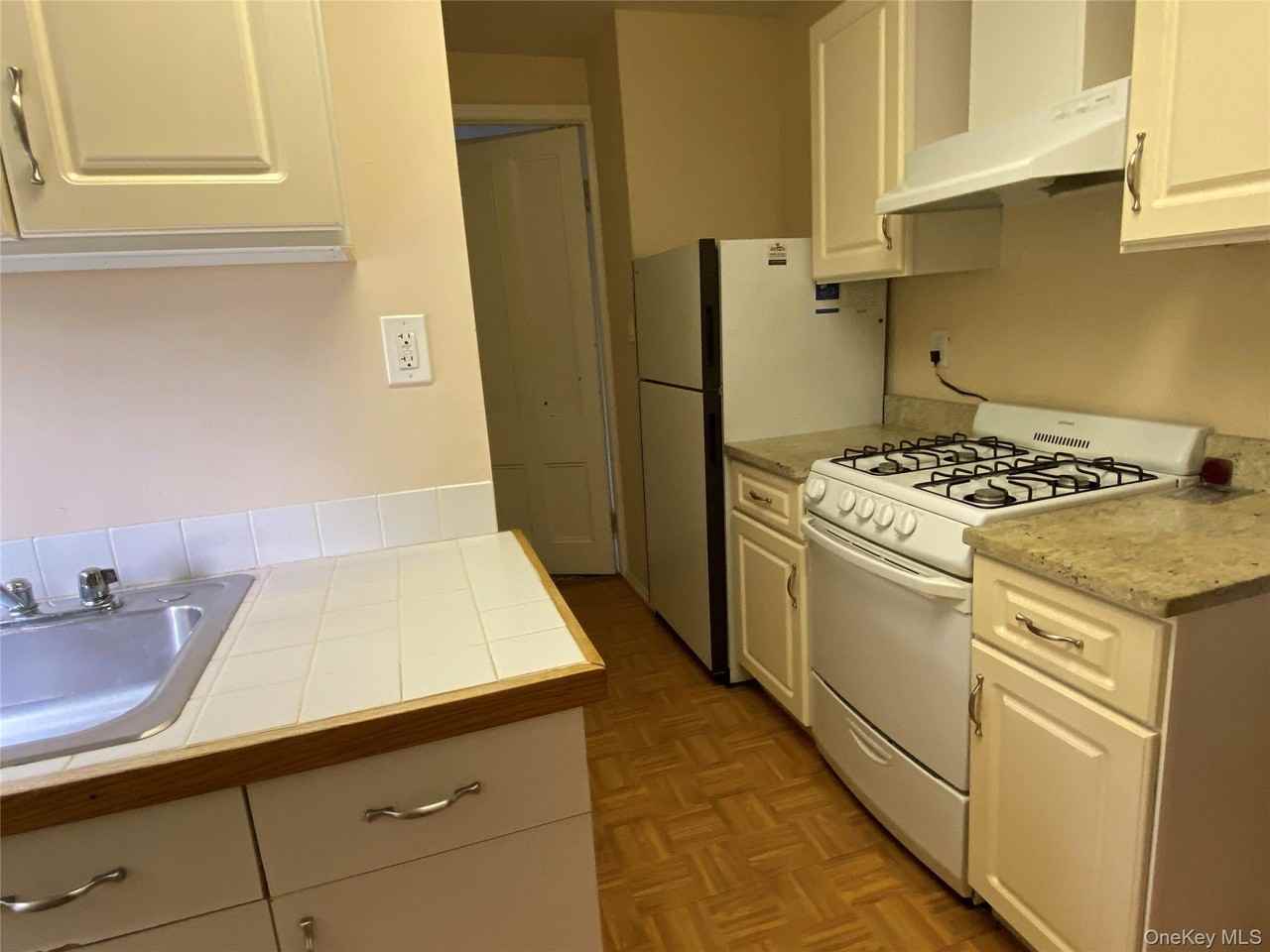 504 Manhattan Ave - Photo 3 of 6