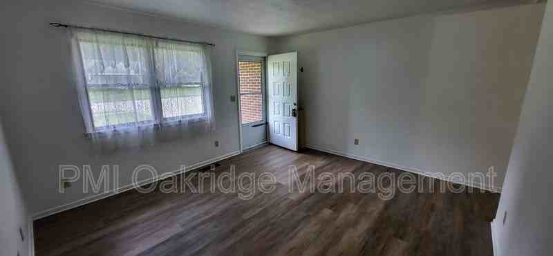 207 Debbie Dr - Photo 2 of 8