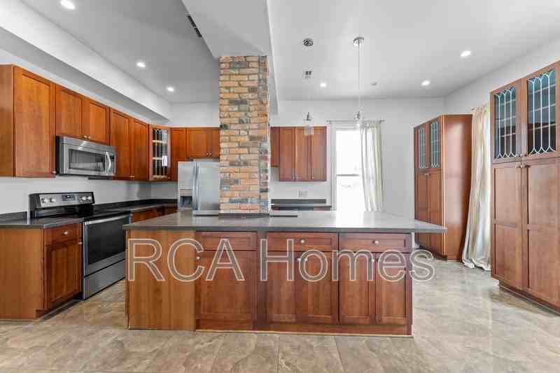 1006 Lexington Ave - Photo 5 of 16