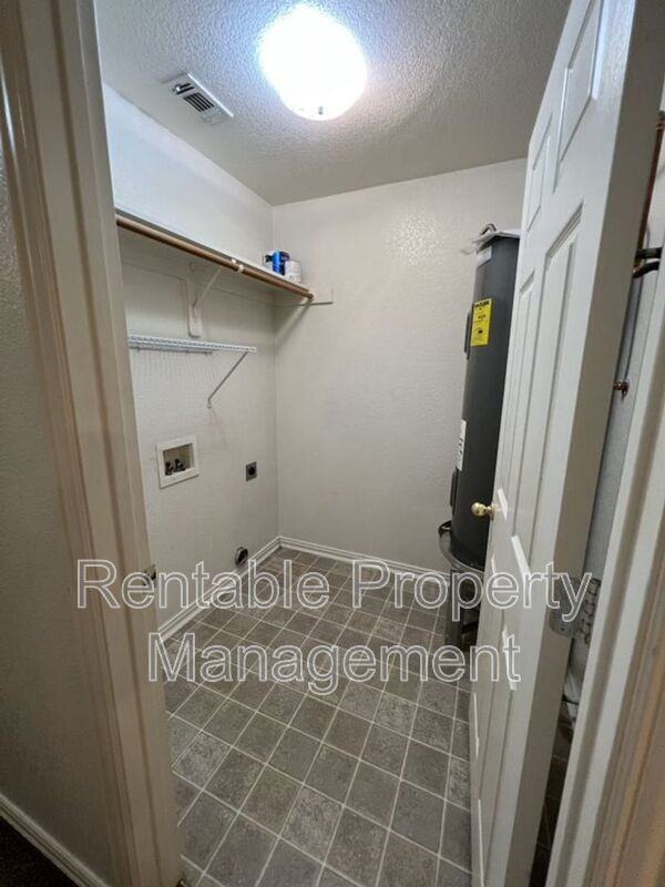 1104 Turkey Creek Ct #B - Photo 3 of 10