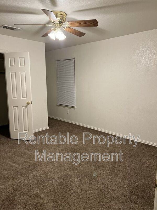 1104 Turkey Creek Ct #B - Photo 4 of 10