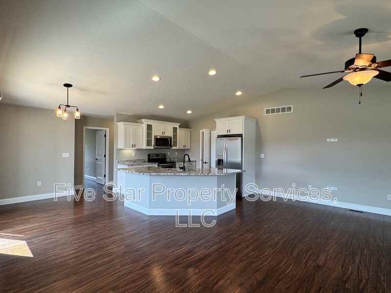 1203 Hawthorn Ct - Photo 2 of 20