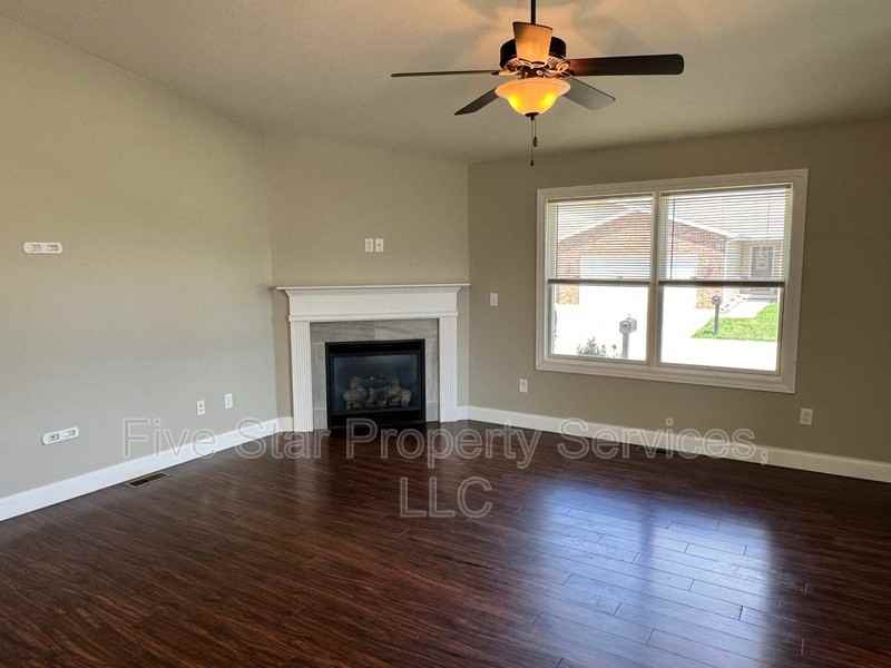 1203 Hawthorn Ct - Photo 3 of 20