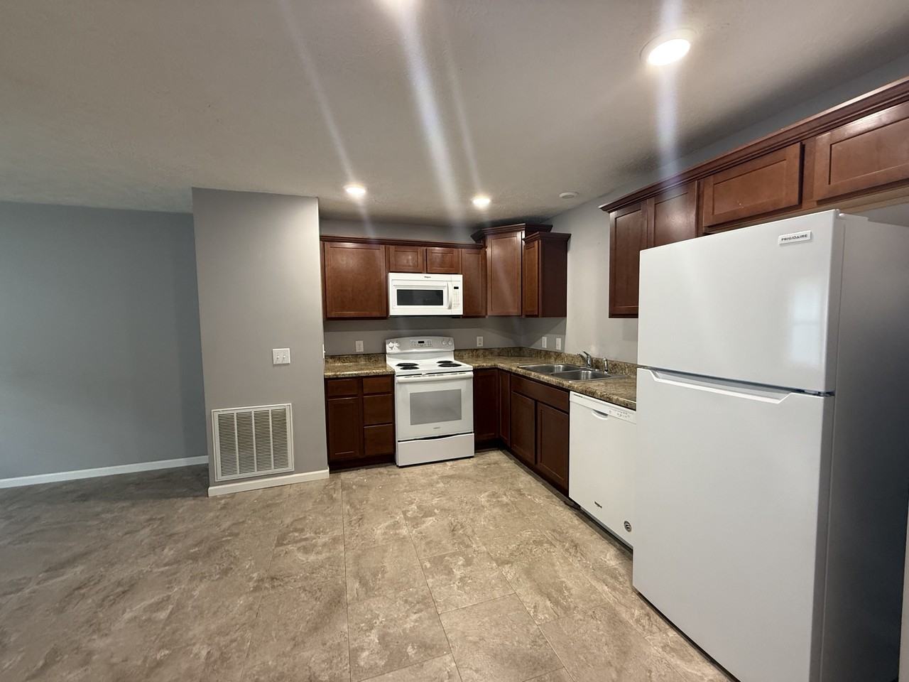 911 North Riverside Drive - Photo 2 of 7