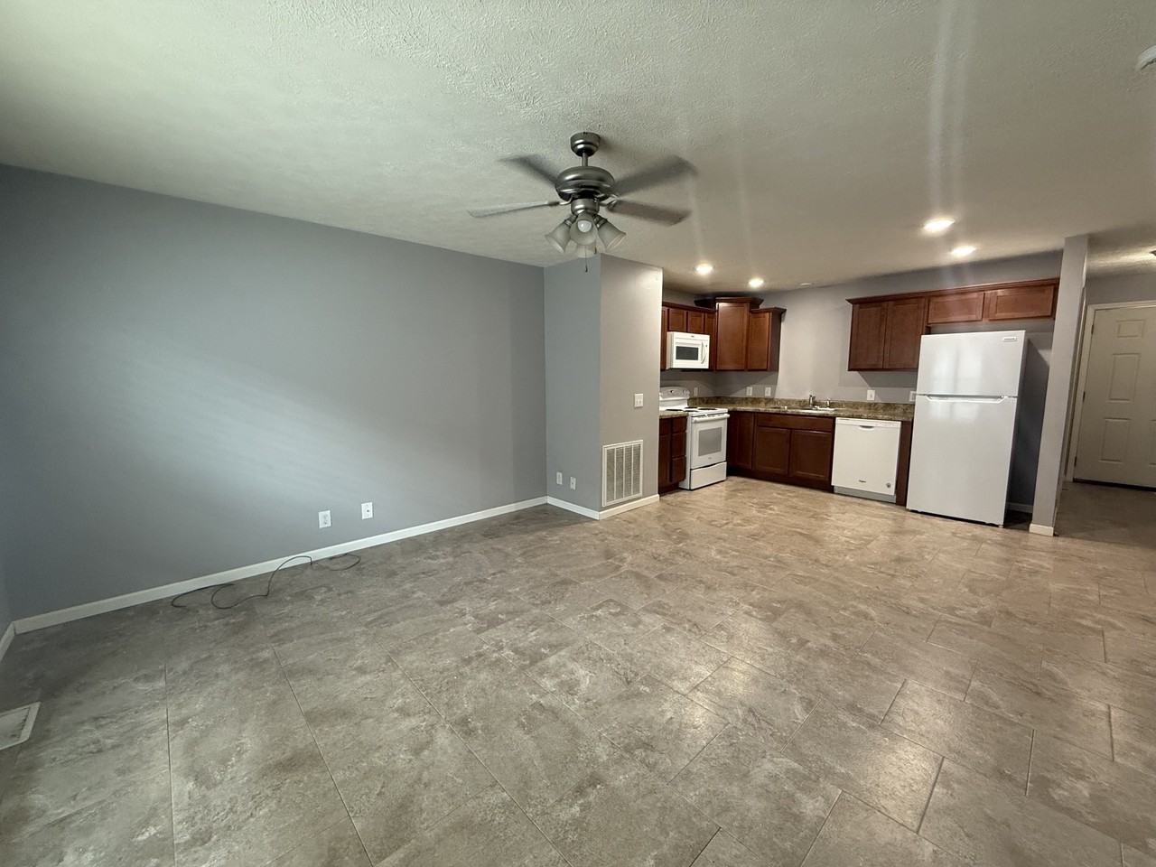 911 North Riverside Drive - Photo 3 of 7