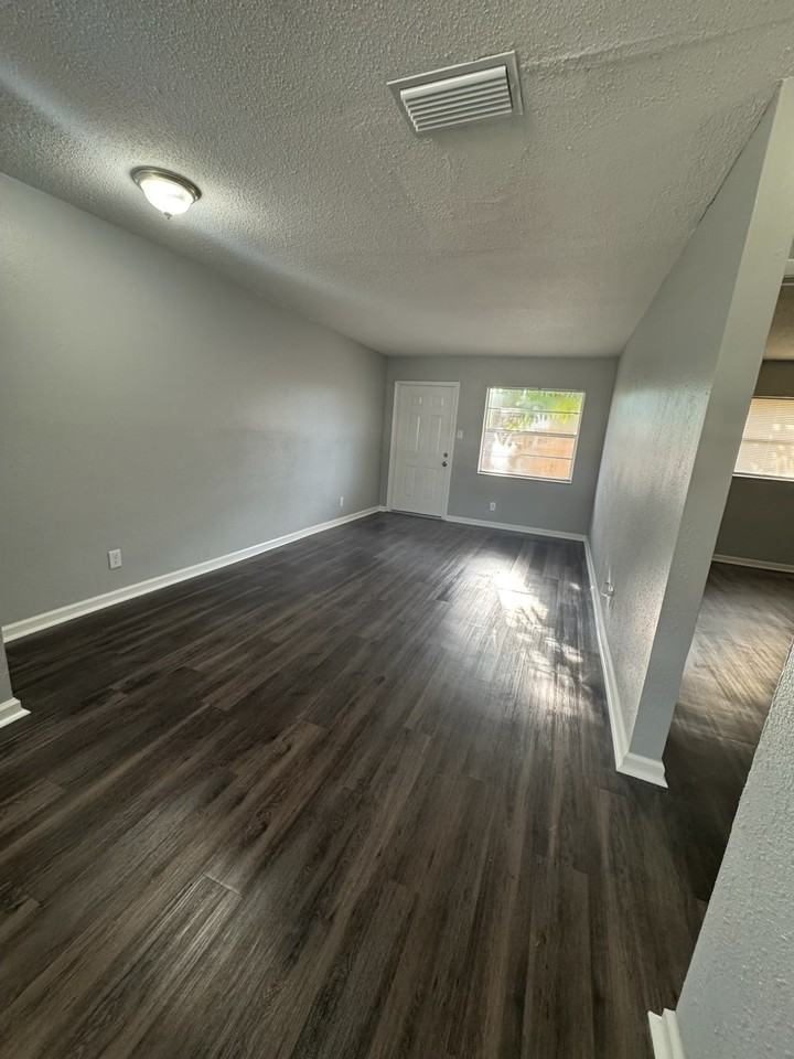 The Hudson Commons - Photo 3 of 10