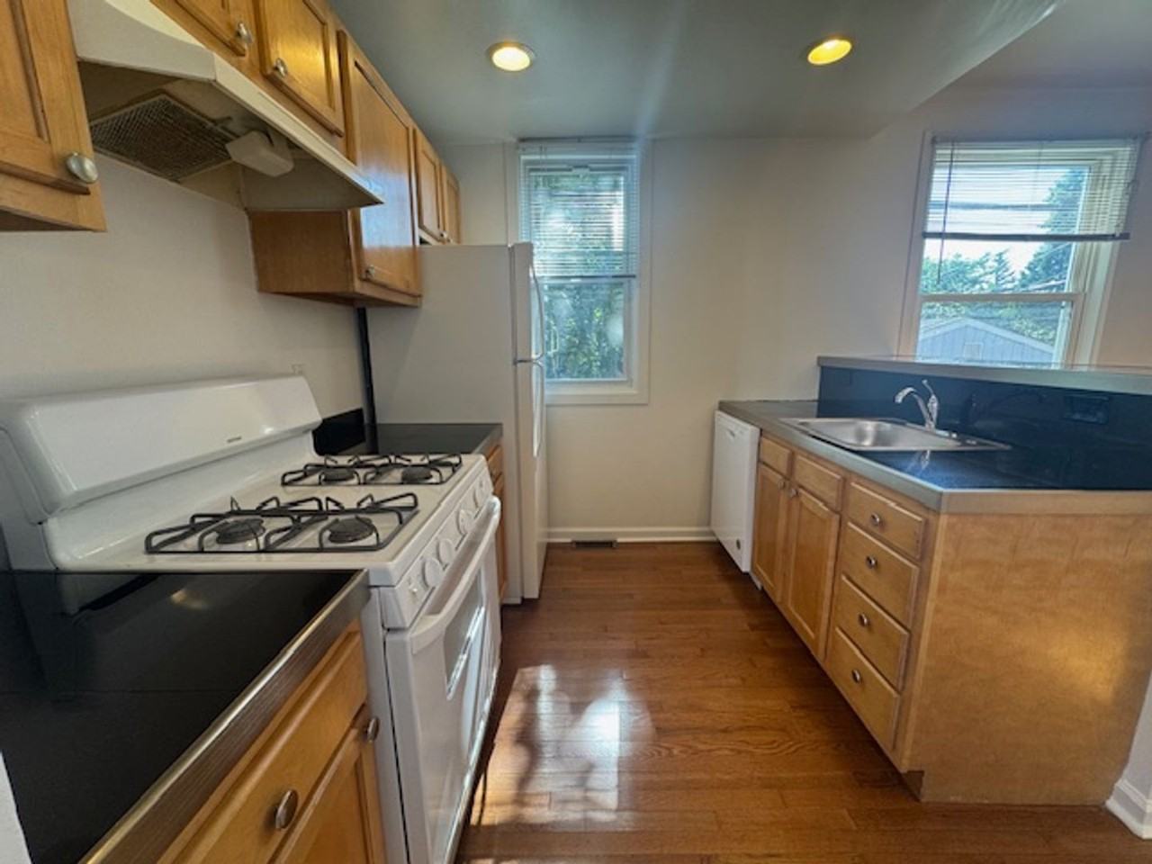 5311 Wellesley Ave - Photo 5 of 19