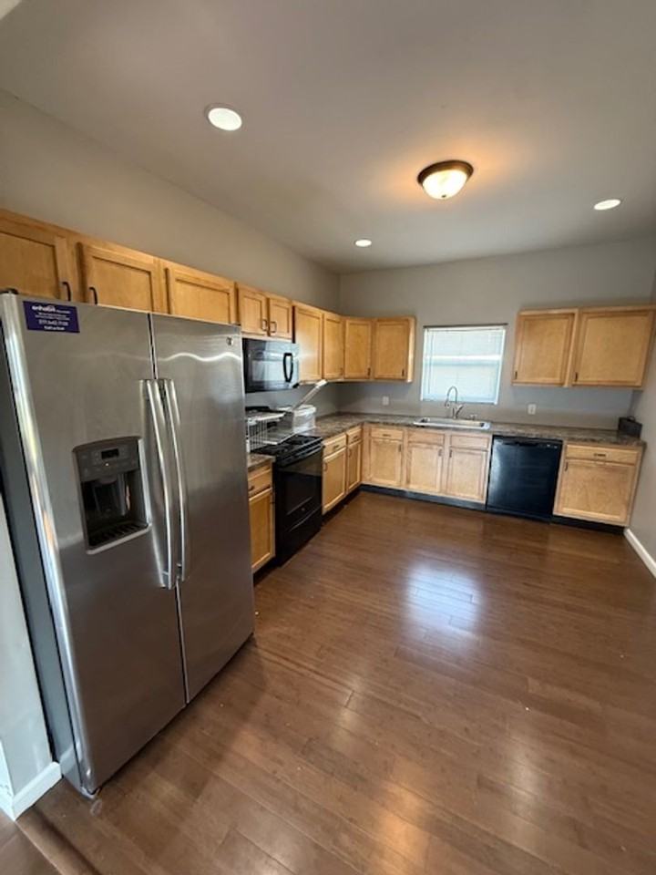 409 W Mulberry St - Photo 5 of 8