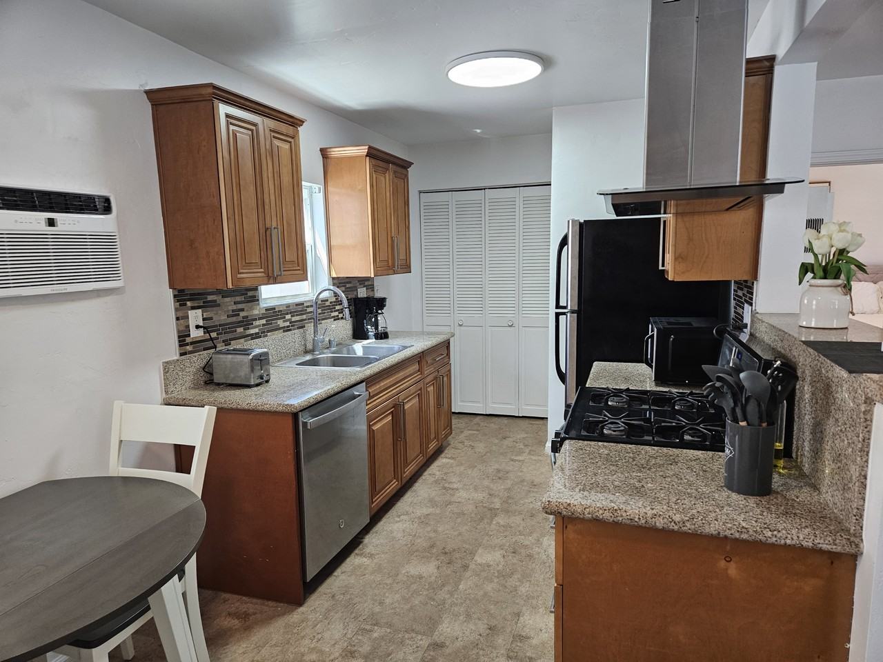 2741 G St - Photo 5 of 12