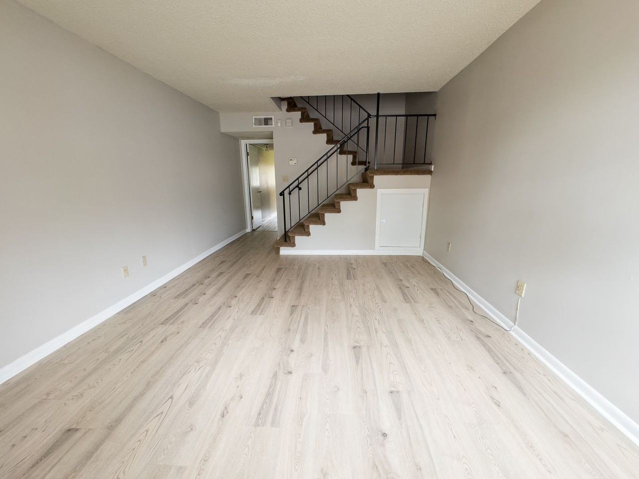 407 Fairfax Dr - Photo 3 of 10