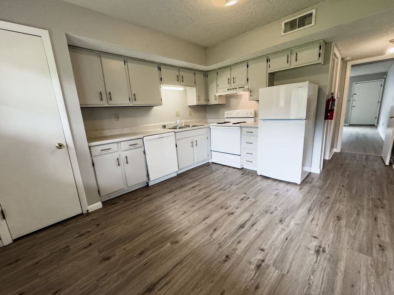 407 Fairfax Dr - Photo 5 of 10