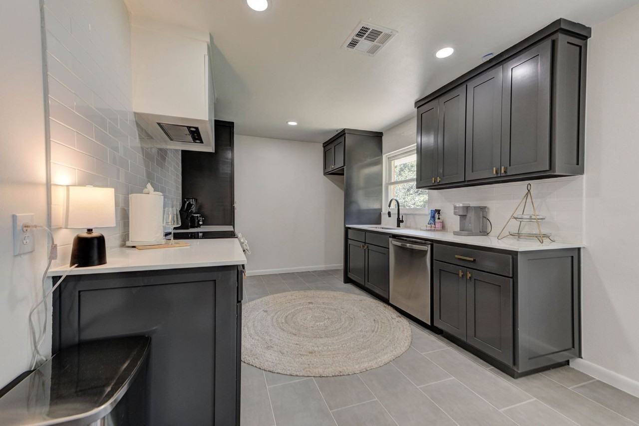 1510 Melrose Dr - Photo 3 of 44