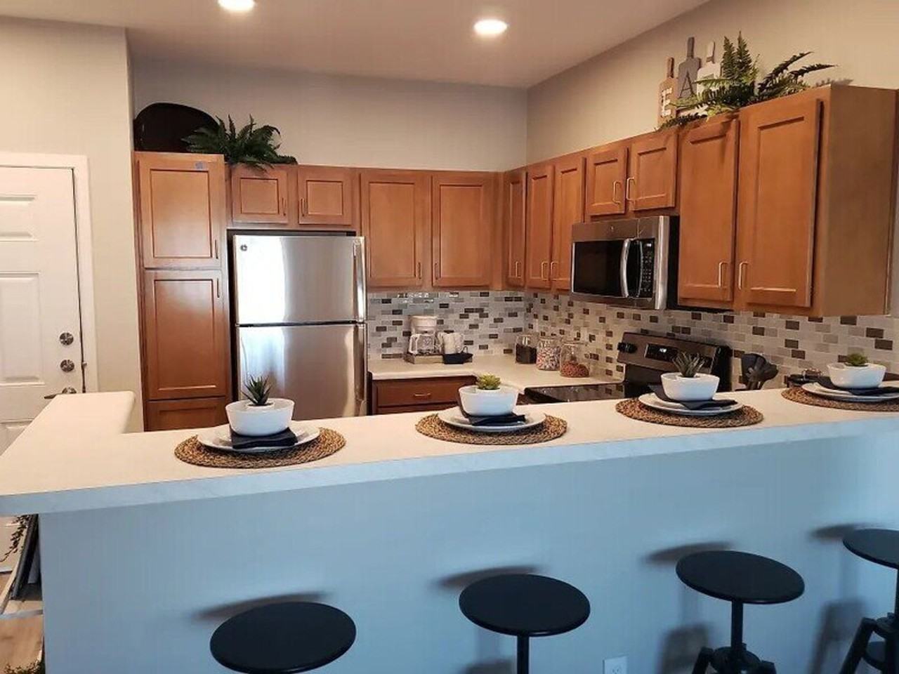 Club 715 Apartments - Photo 2 of 17