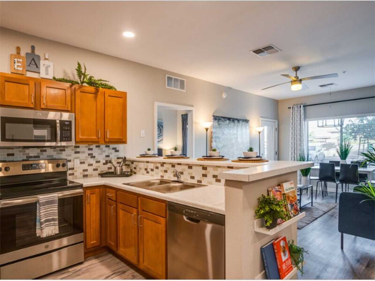 Club 715 Apartments - Photo 4 of 17