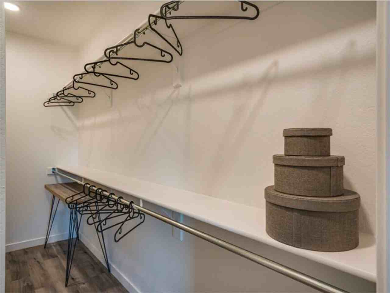 Club 715 Apartments - Photo 5 of 17