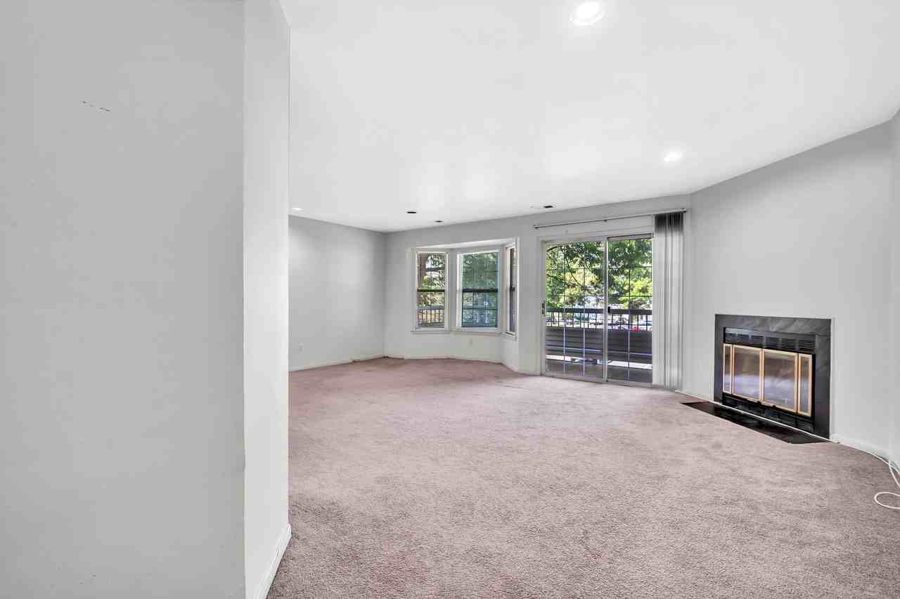 302 Trinity Ct #8 - Photo 4 of 17