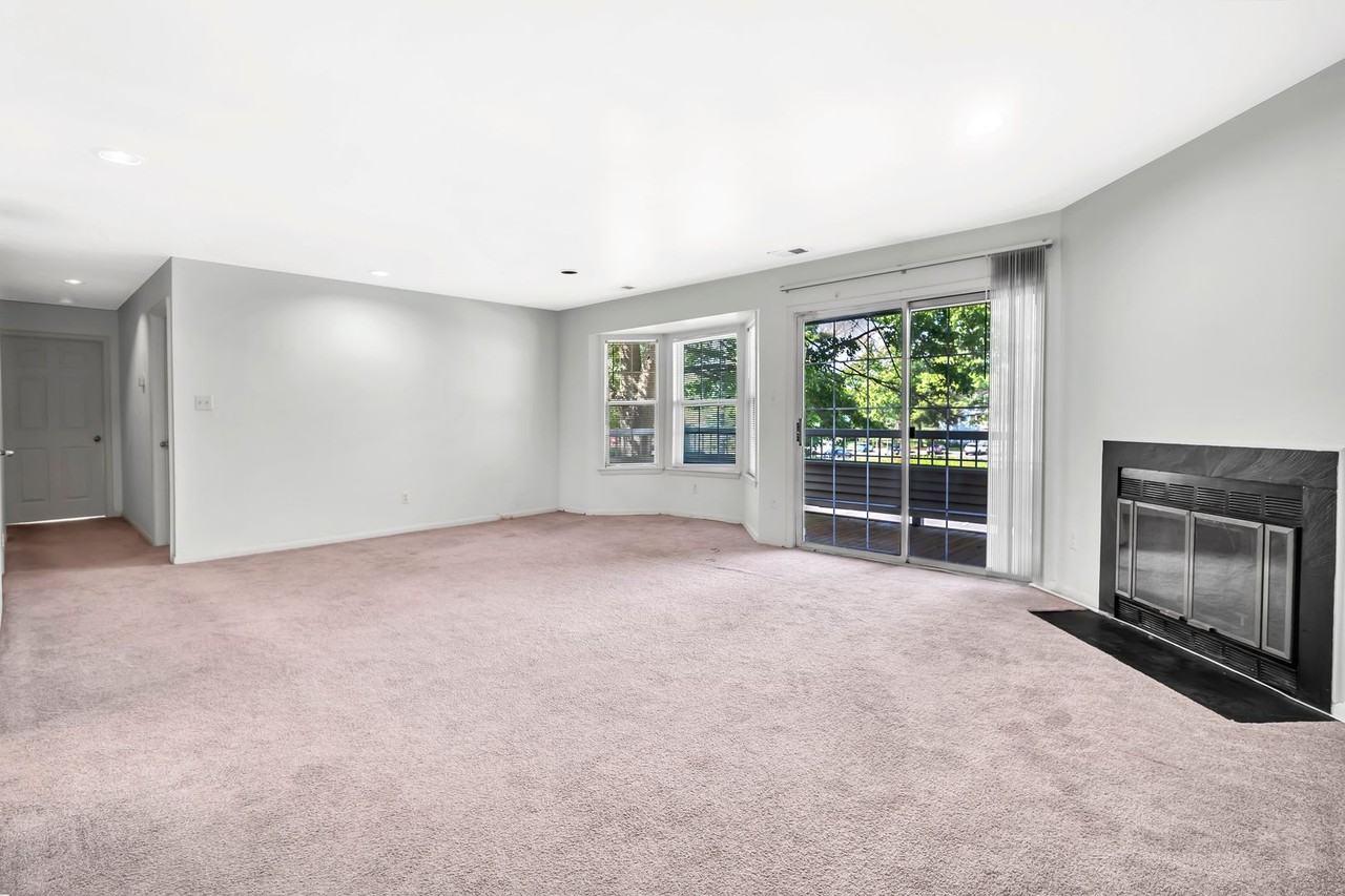 302 Trinity Ct #8 - Photo 5 of 17