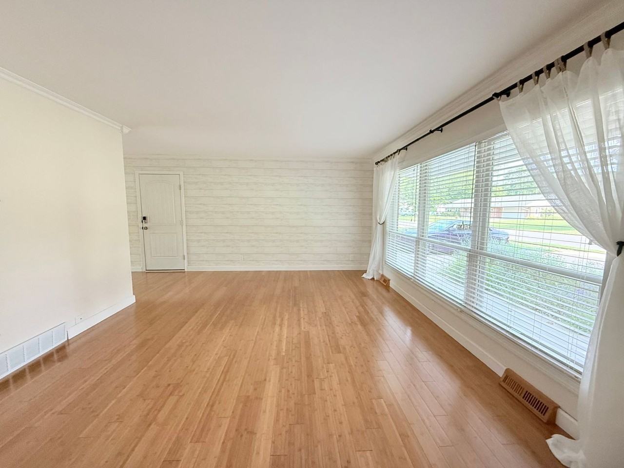 207 Ivanhoe Way - Photo 4 of 23