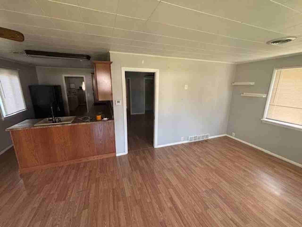 307 Spencer St - Photo 2 of 9