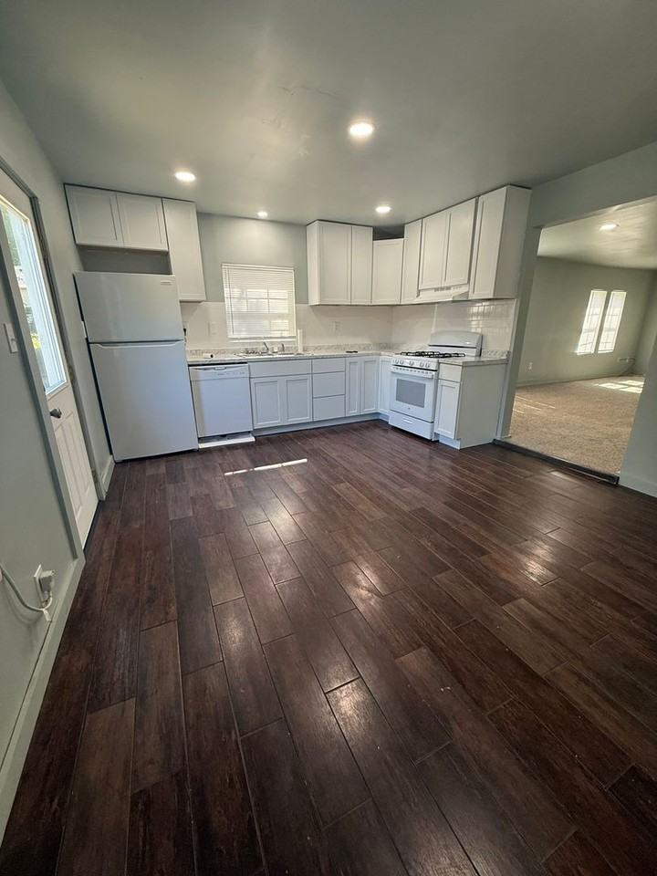 1807 Elm St - Photo 4 of 9