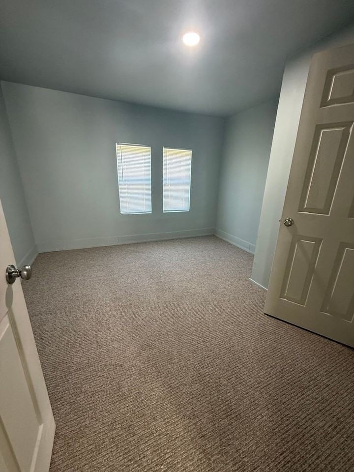 1807 Elm St - Photo 5 of 9