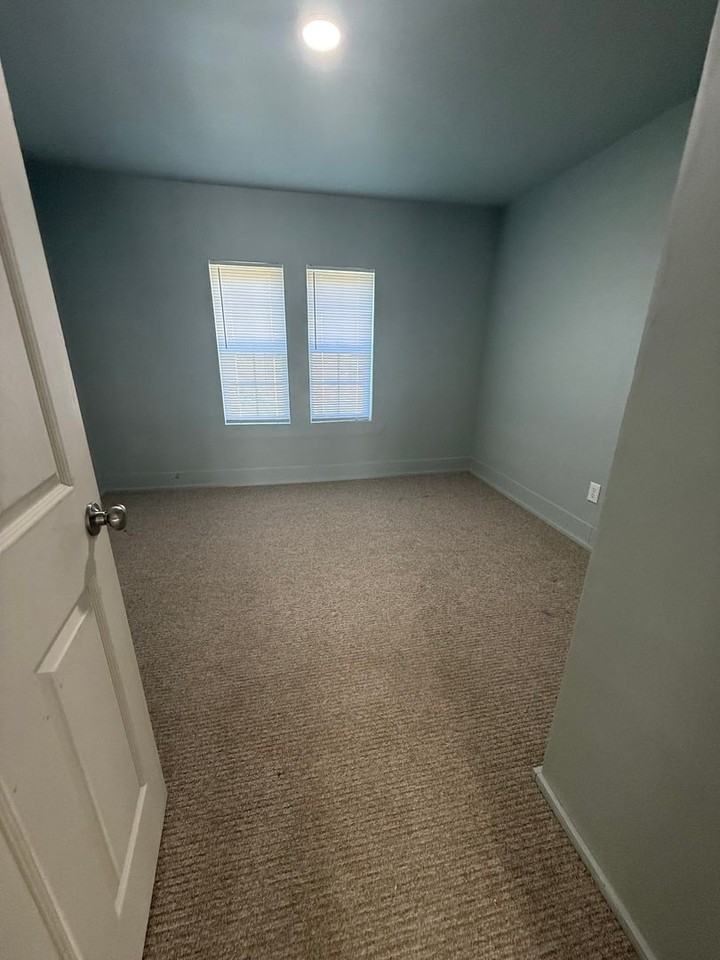 1807 Elm St - Photo 7 of 9