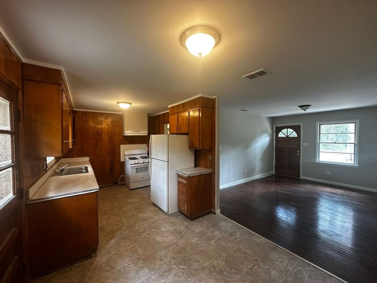825 Woodlawn Dr - Photo 3 of 16
