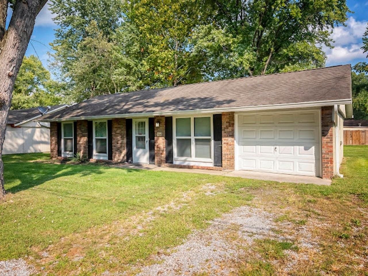 704 N 27th St - Photo 2 of 20