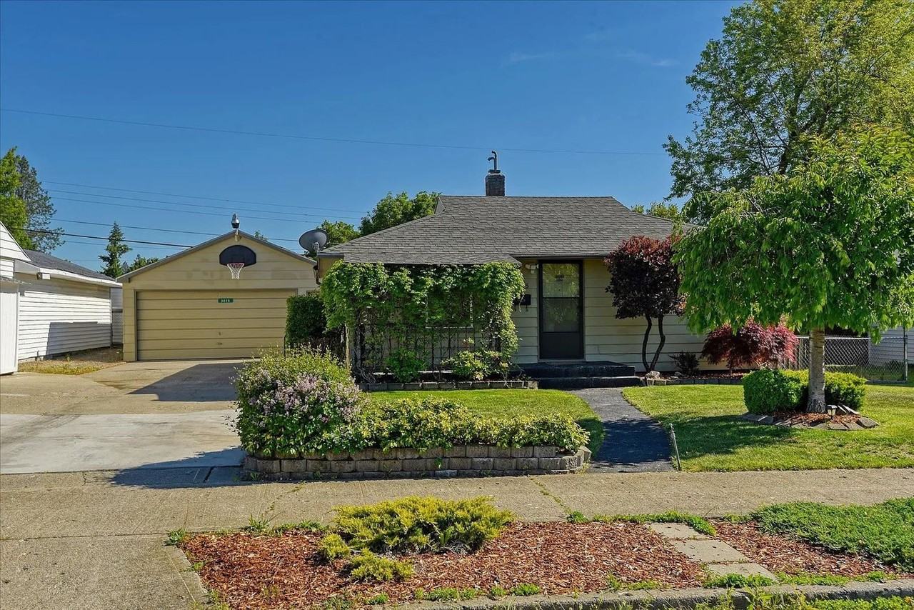 3015 W Eloika Ave - Photo 2 of 16