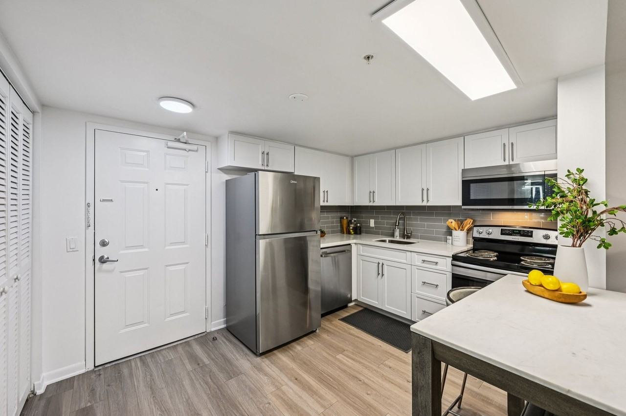 Uptown 22 - Photo 7 of 25