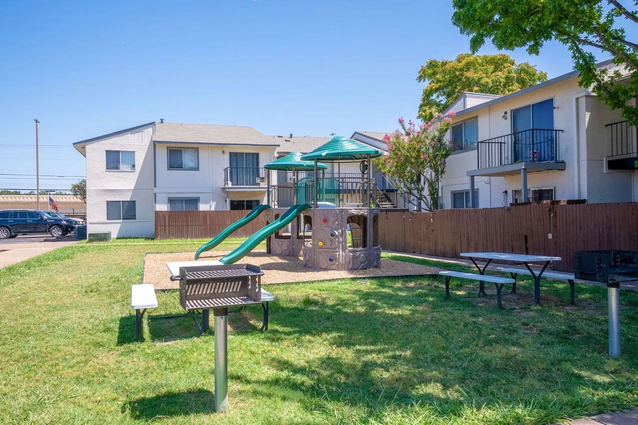 Irving Oaks - Photo 2 of 6