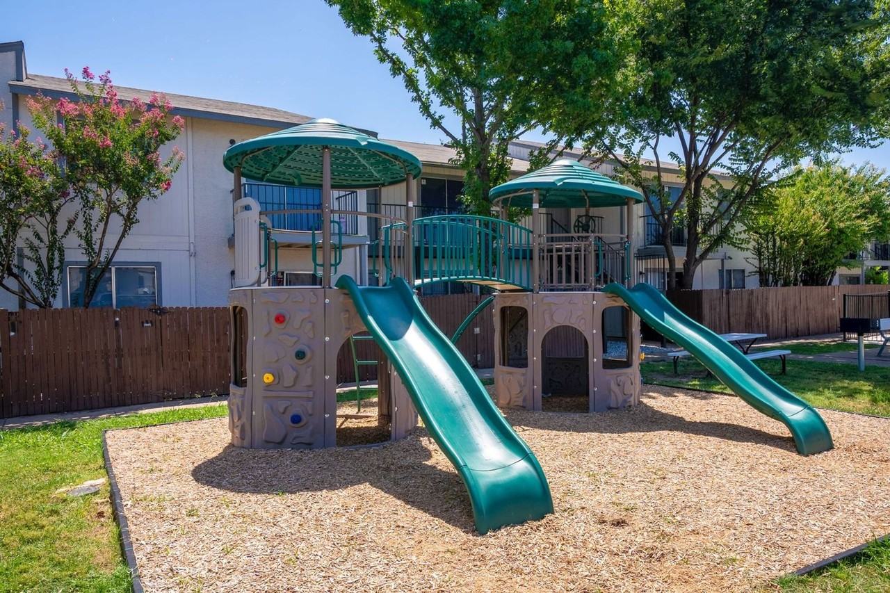 Irving Oaks - Photo 4 of 6