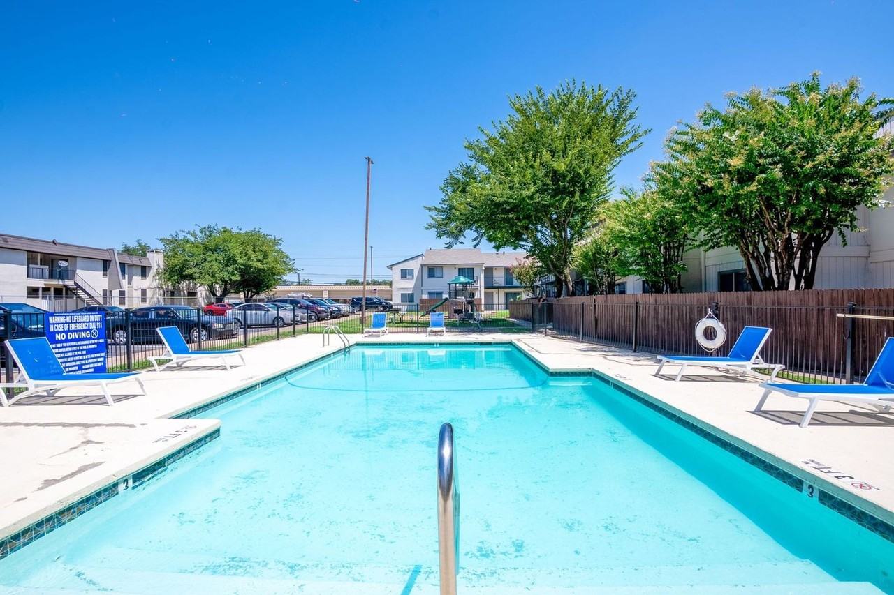 Irving Oaks - Photo 5 of 6