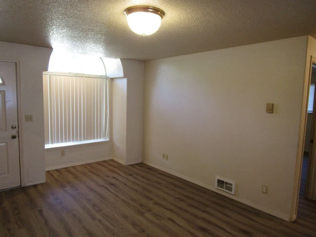 101 Nw Ivy St - Photo 3 of 10