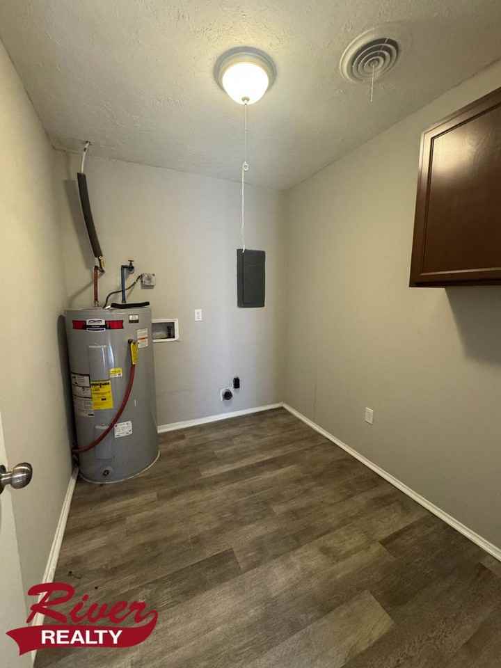 3712 Oslo Rd - Photo 5 of 16