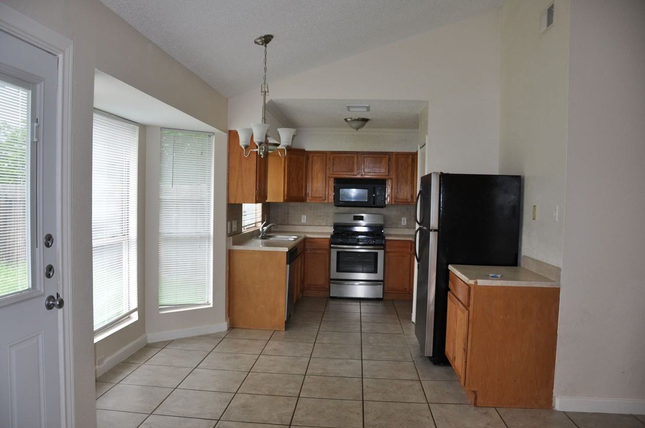 1006 Canterfield Ln - Photo 2 of 19