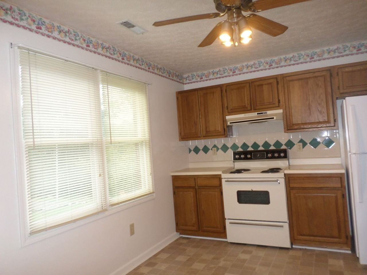 1724 Emerald St - Photo 5 of 18
