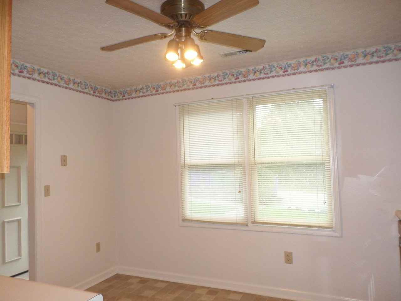 1724 Emerald St - Photo 6 of 18