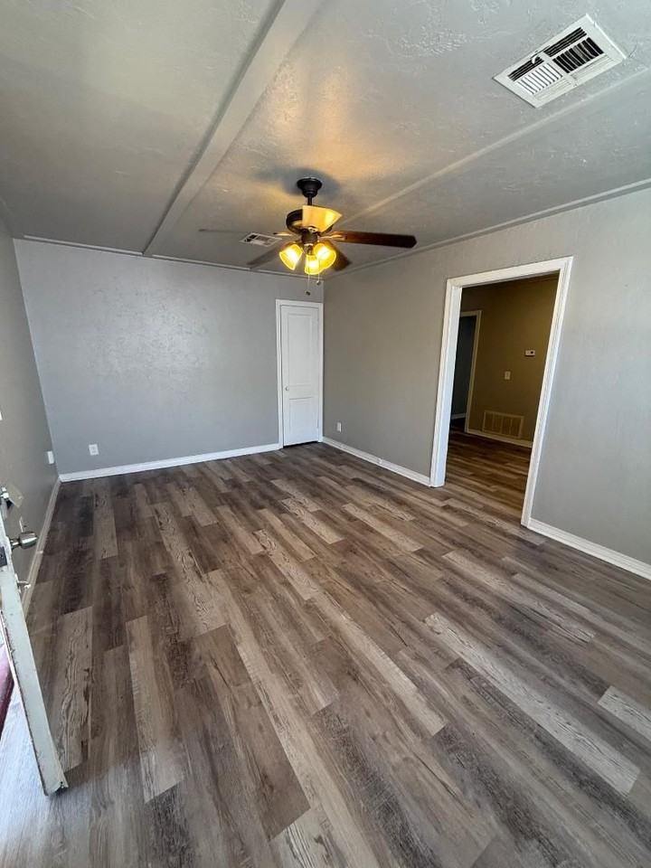 1122 Arkansas St - Photo 3 of 9