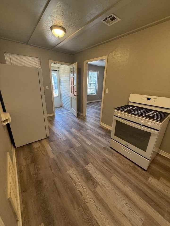 1122 Arkansas St - Photo 4 of 9