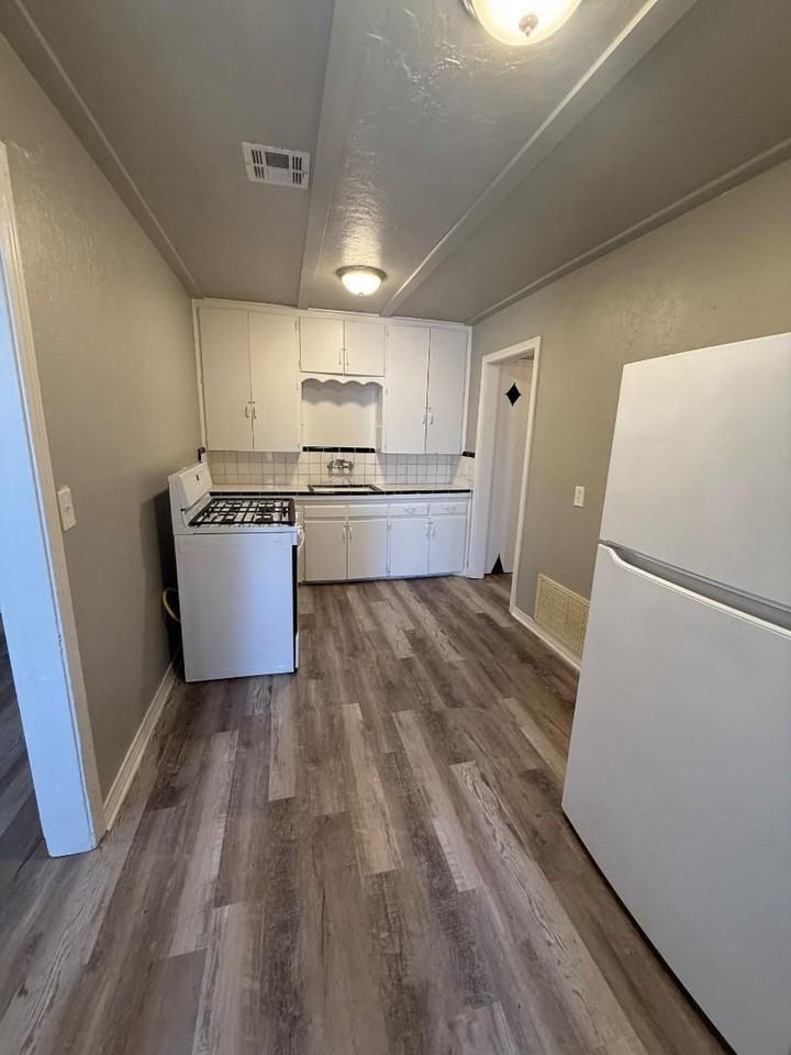 1122 Arkansas St - Photo 5 of 9