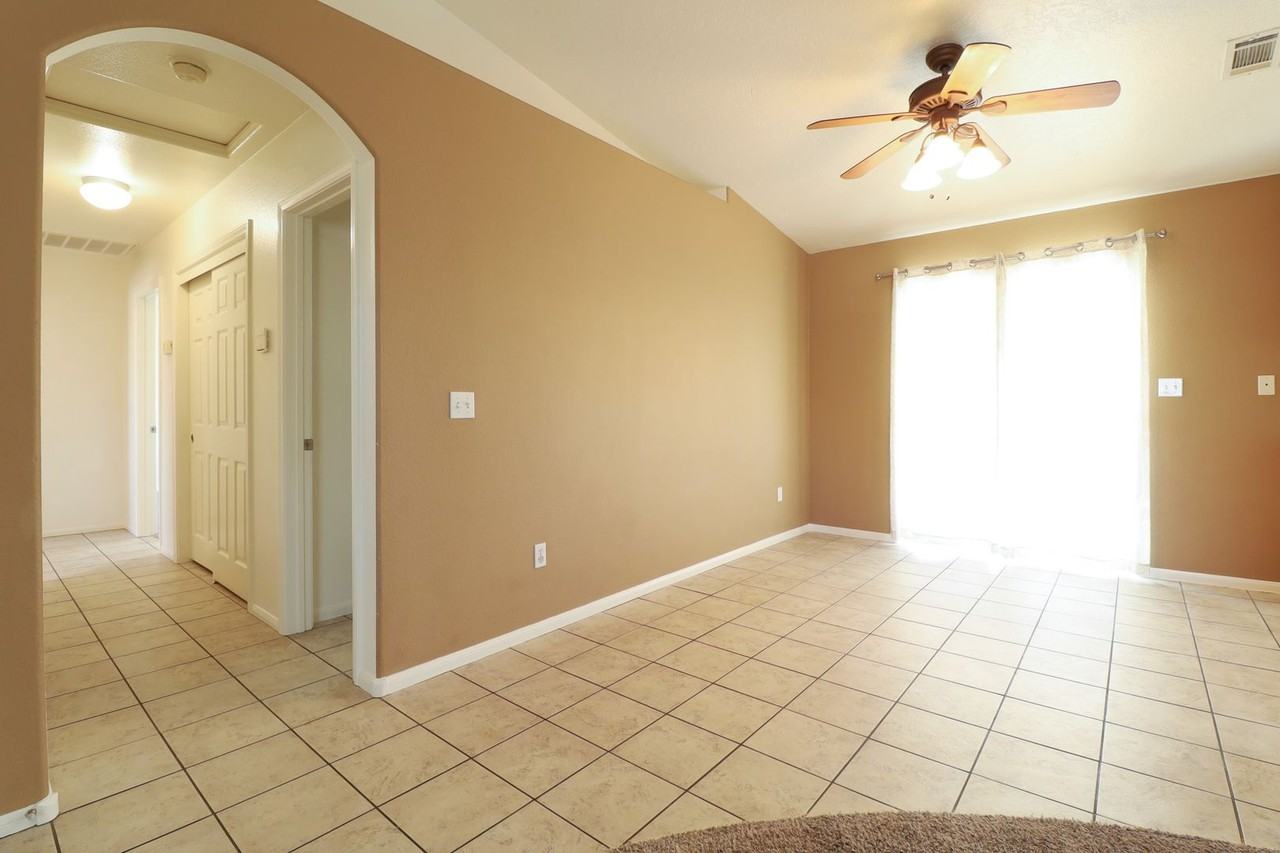 9727 Peach Ave - Photo 3 of 11