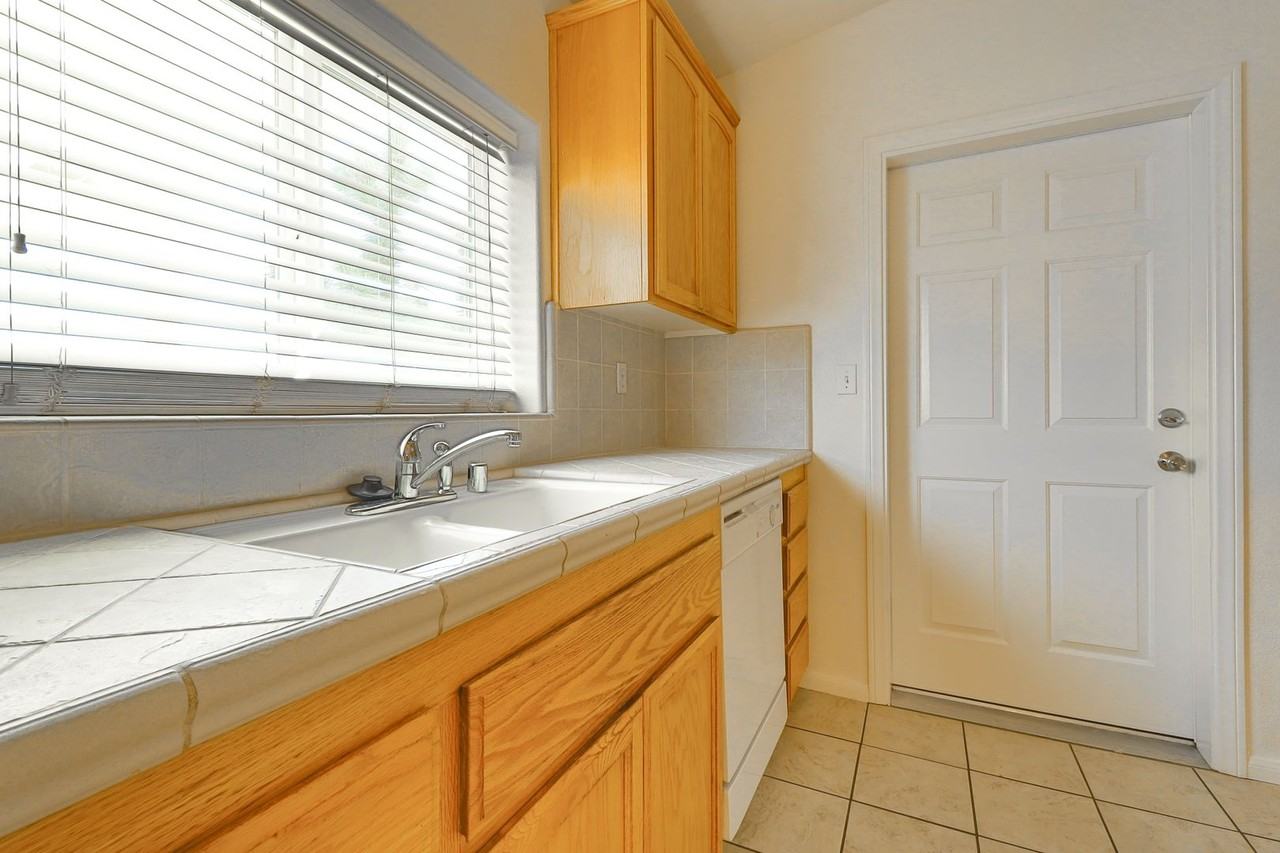 9727 Peach Ave - Photo 4 of 11