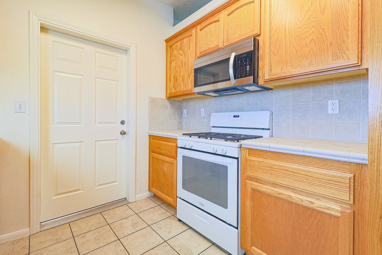 9727 Peach Ave - Photo 5 of 11
